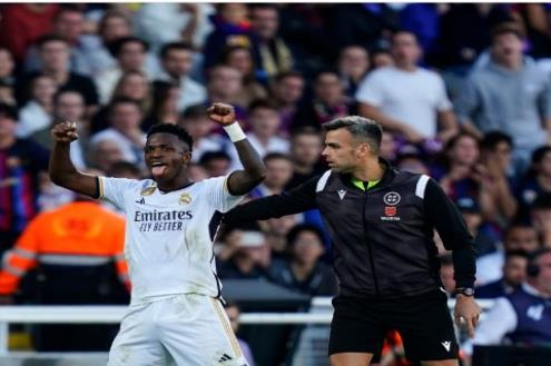 هتافات عنصرية مجددًا.. فينيسيوس يناشد يويفا لمعاقبة جماهير أتليتكو مدريد (فيديو)